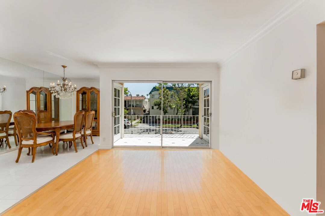 423 S REXFORD DR Unit: 101