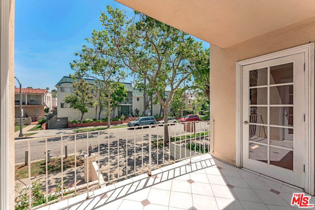 423 S REXFORD DR Unit: 101