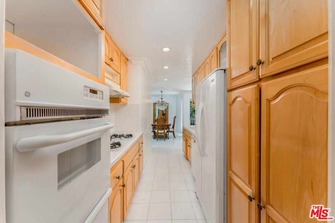 423 S REXFORD DR Unit: 101