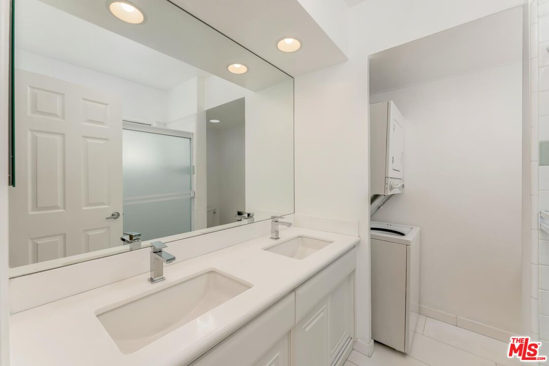 423 S REXFORD DR Unit: 101