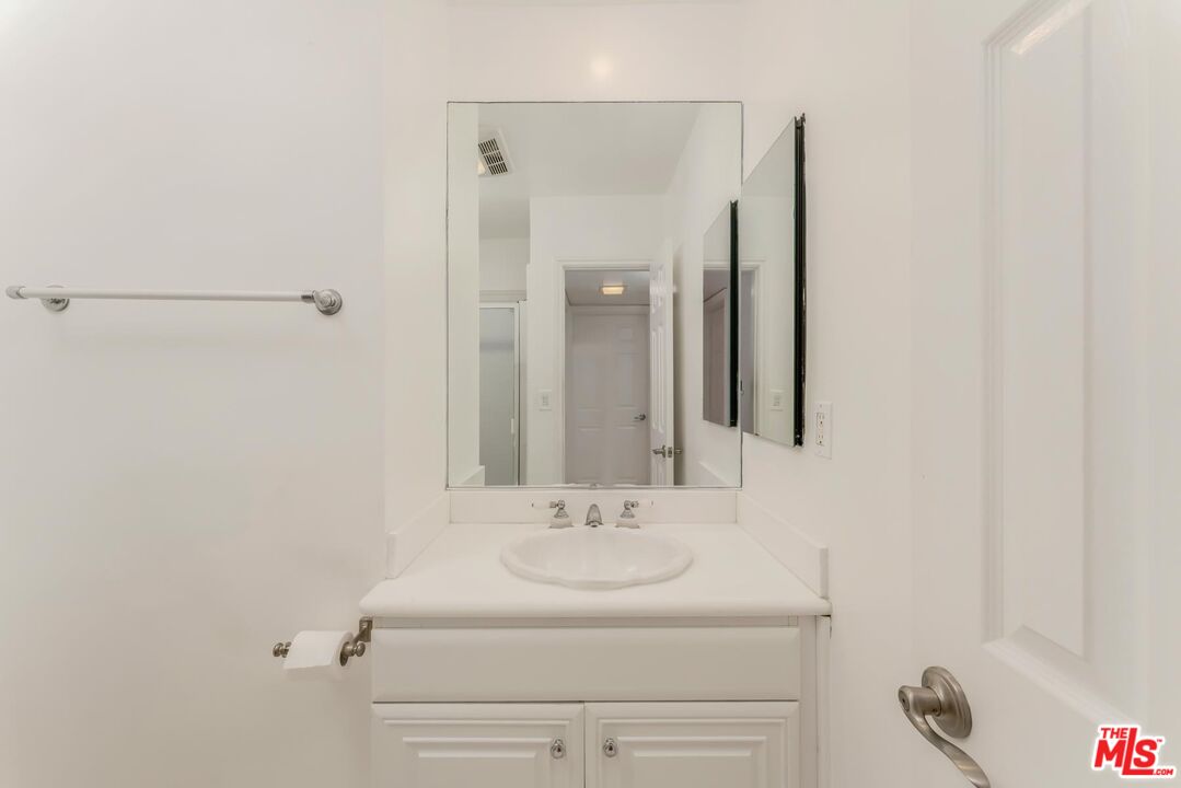 423 S REXFORD DR Unit: 101