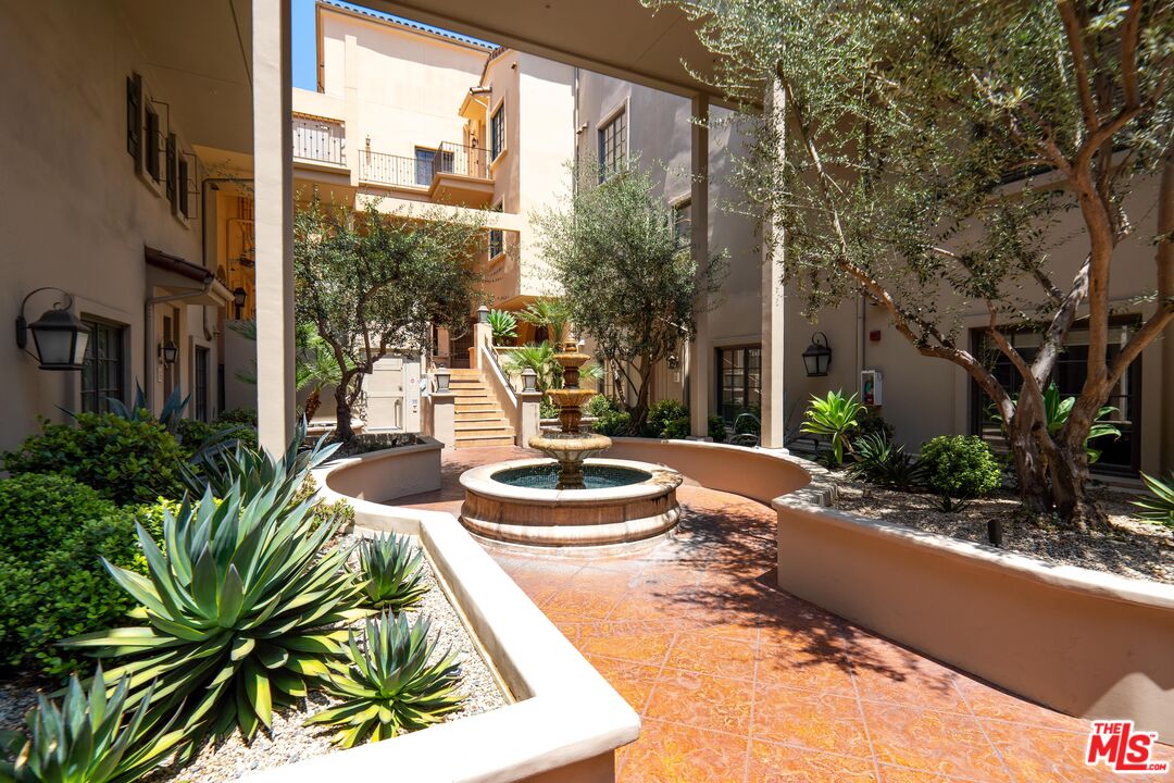 851 N San Vicente Blvd Unit: 117