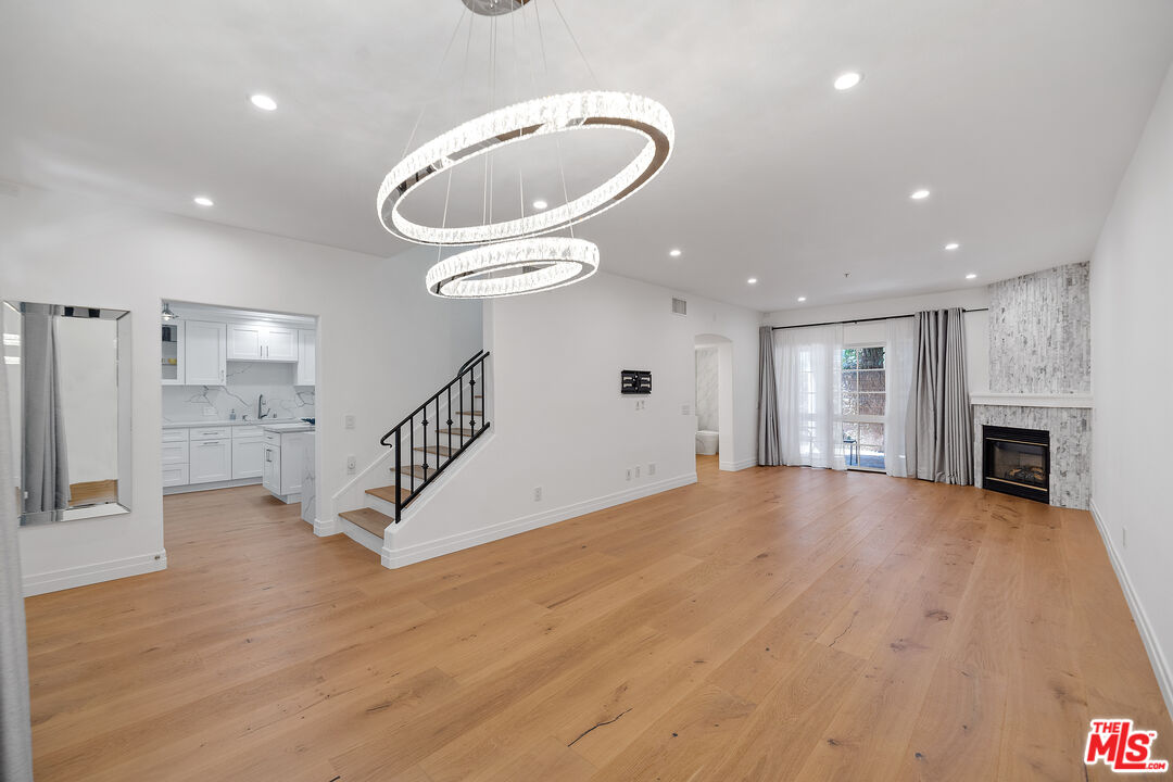 851 N San Vicente Blvd Unit: 117