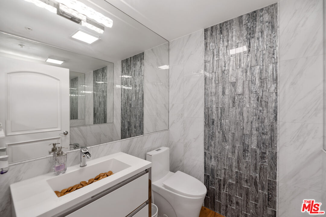 851 N San Vicente Blvd Unit: 117