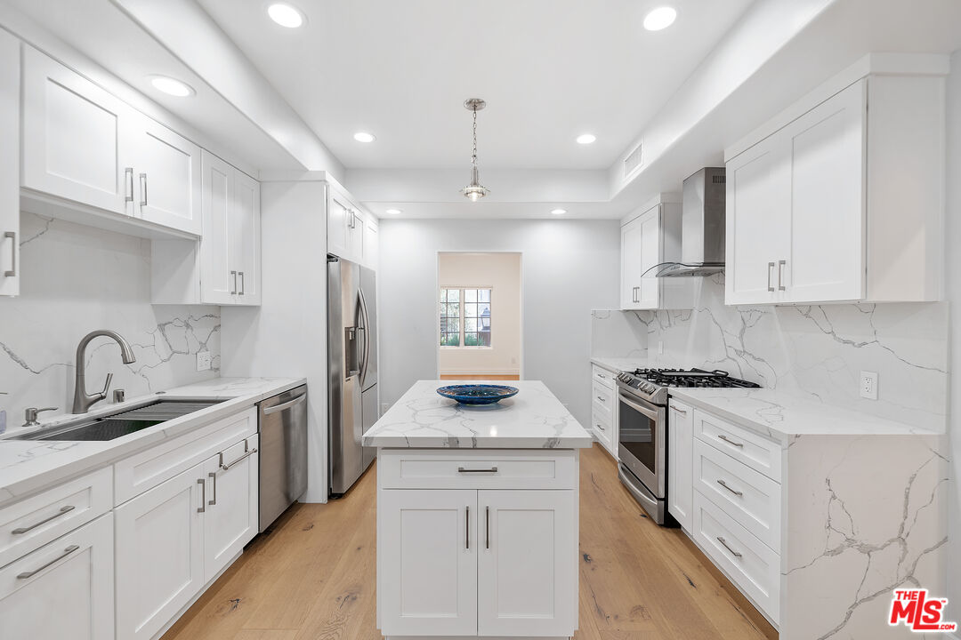 851 N San Vicente Blvd Unit: 117