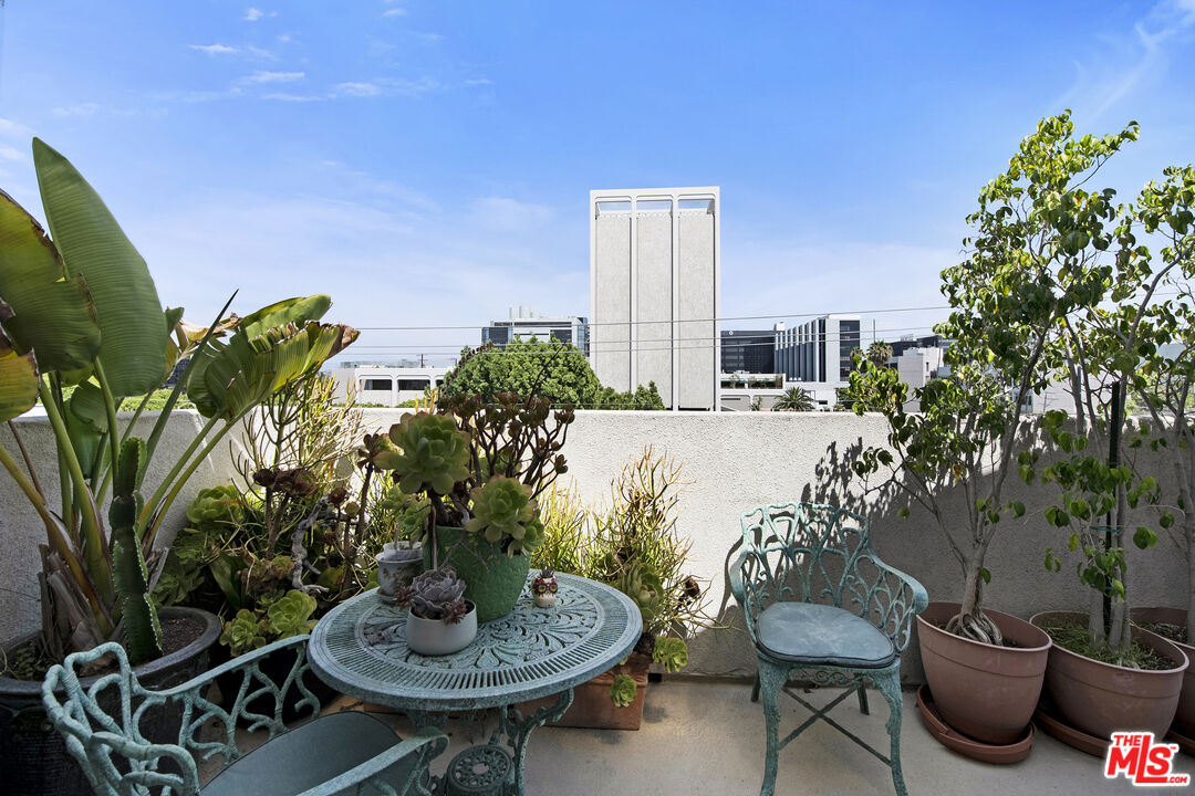 122 N Clark Dr Unit: 404