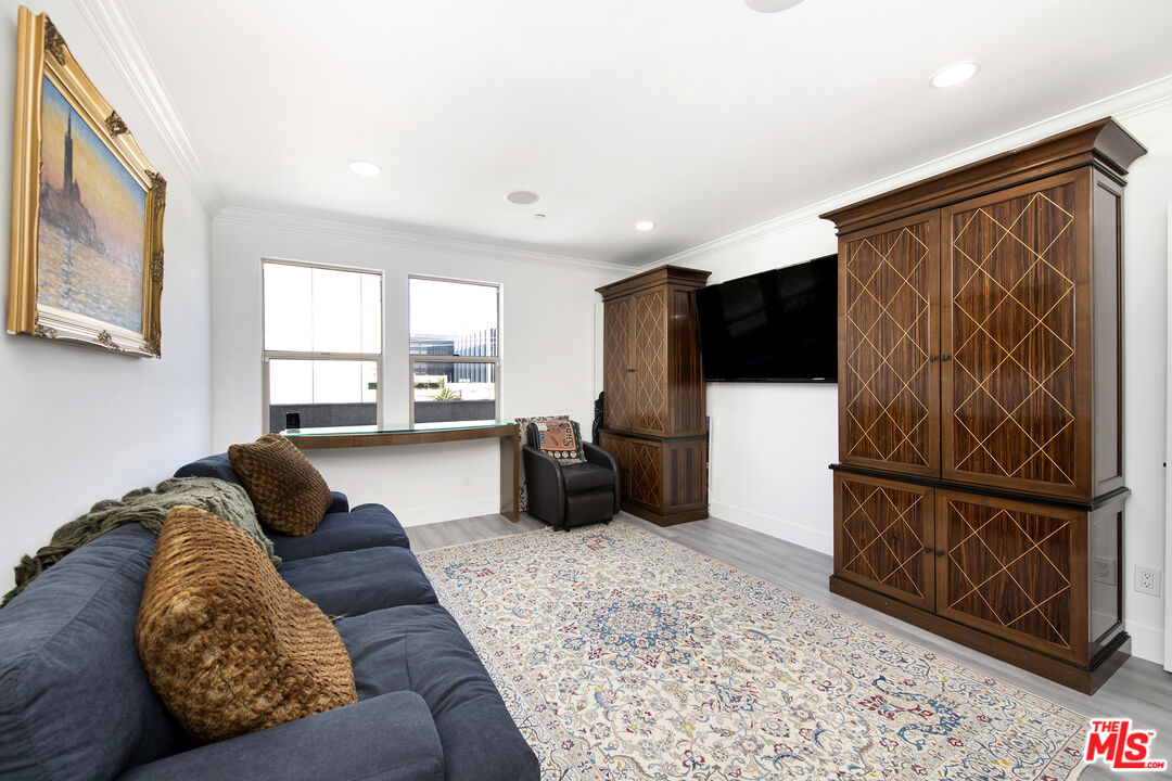 122 N Clark Dr Unit: 404