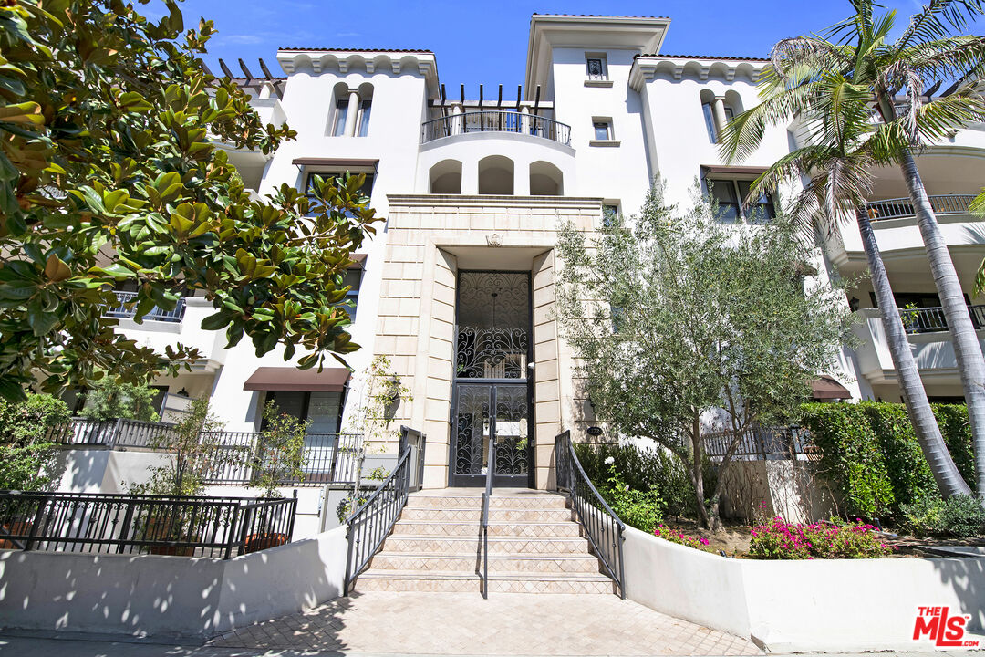 122 N Clark Dr Unit: 404