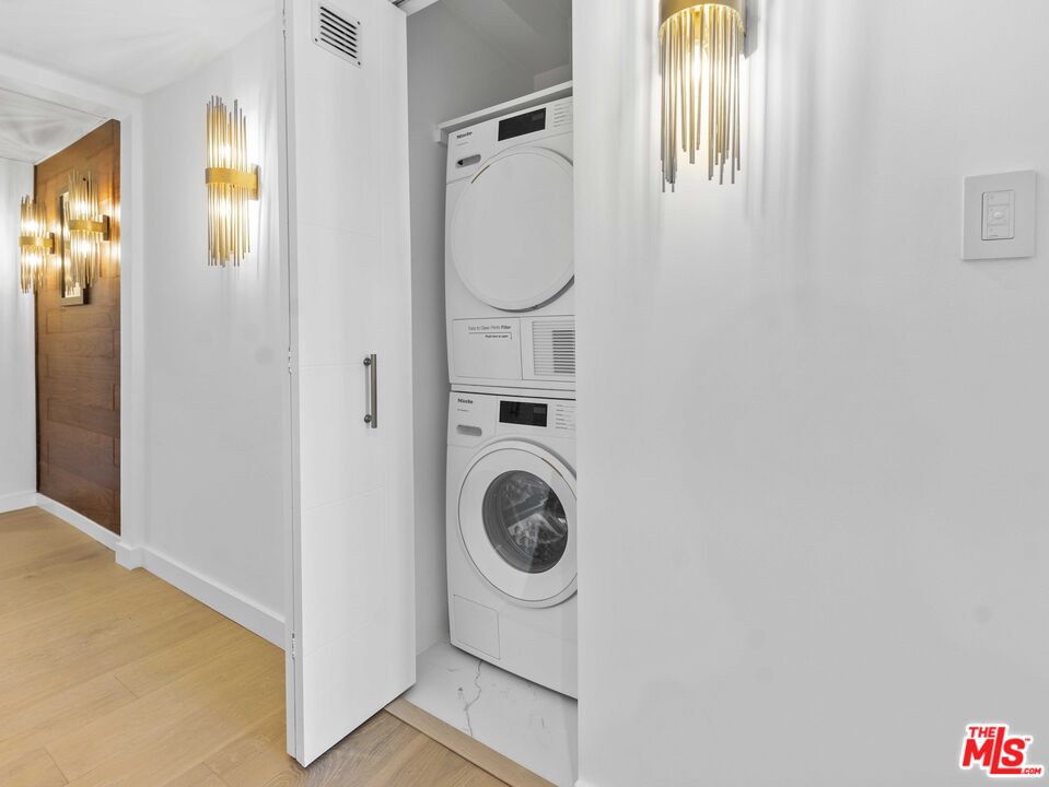 429 N OAKHURST DR Unit: 201