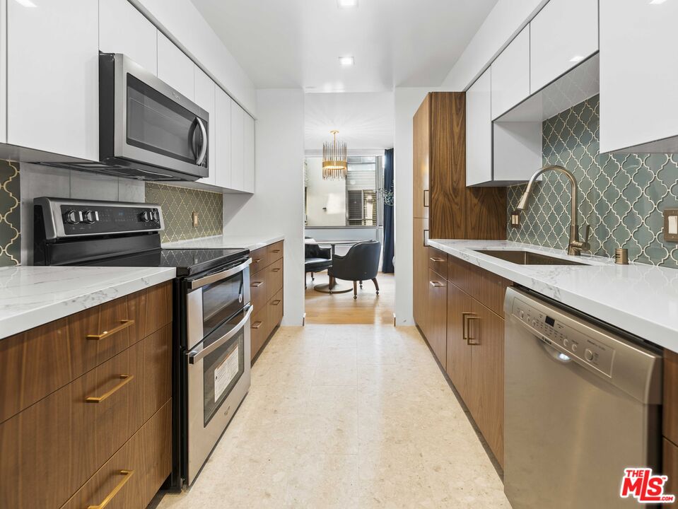 429 N OAKHURST DR Unit: 201