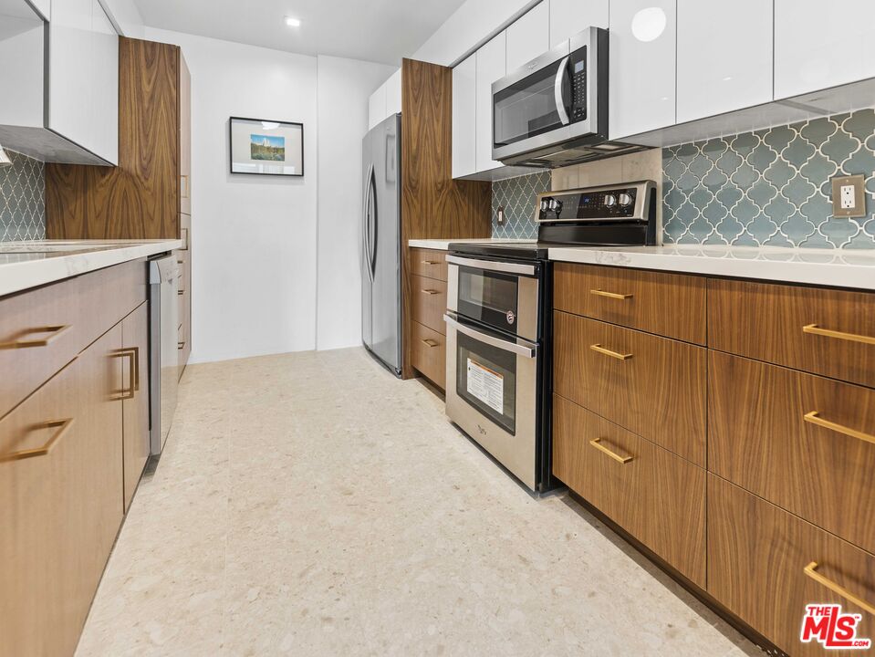 429 N OAKHURST DR Unit: 201