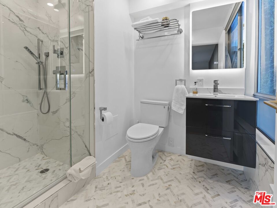 429 N OAKHURST DR Unit: 201