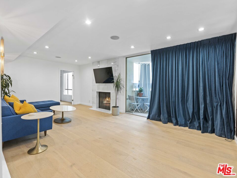 429 N OAKHURST DR Unit: 201