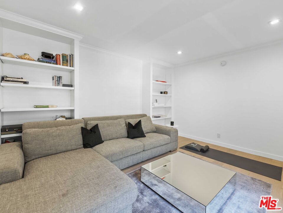 429 N OAKHURST DR Unit: 201