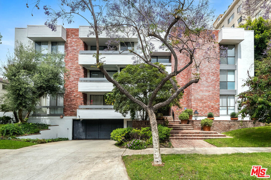 429 N OAKHURST DR Unit: 201
