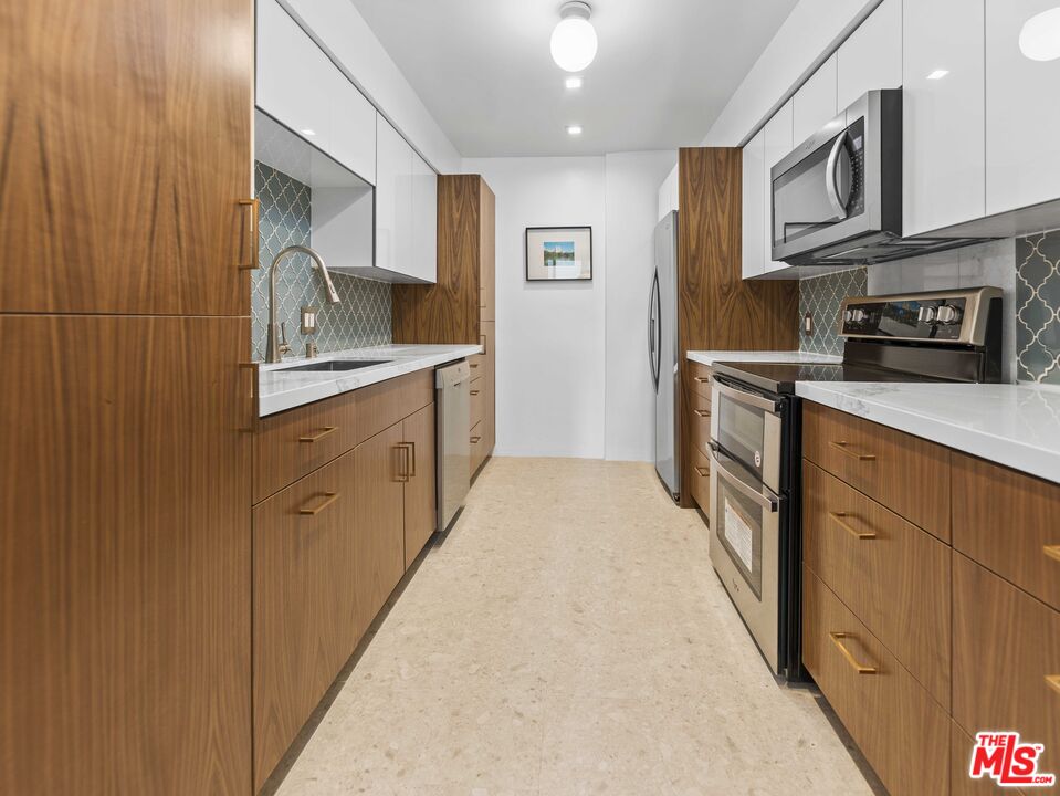 429 N OAKHURST DR Unit: 201