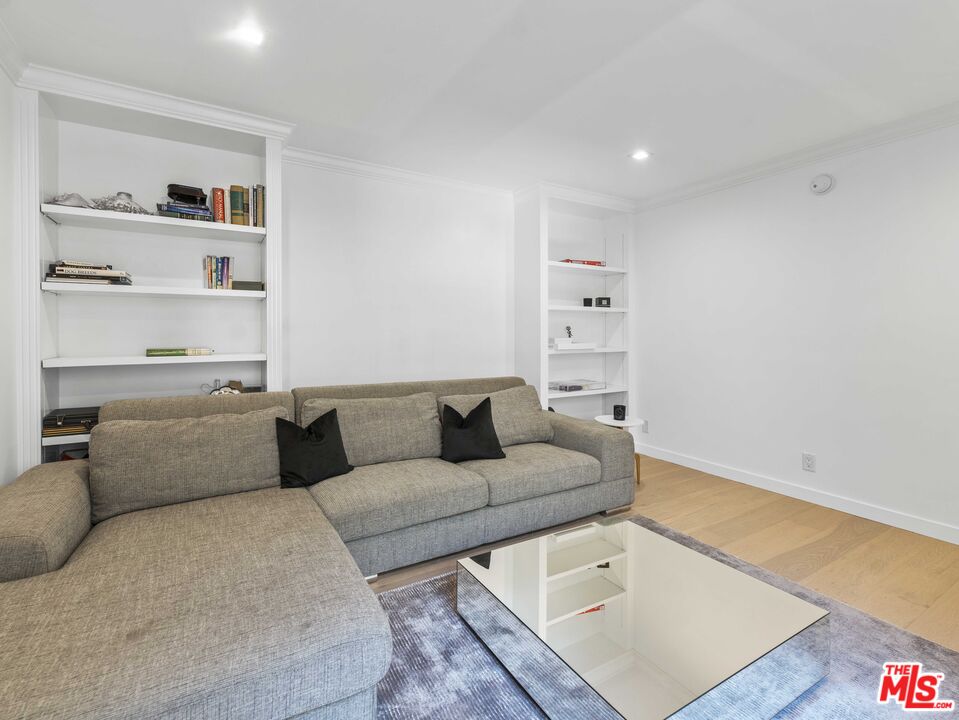 429 N OAKHURST DR Unit: 201