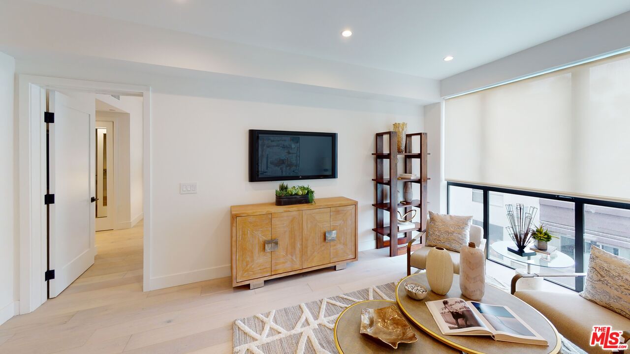 105 S Doheny Dr Unit: 203