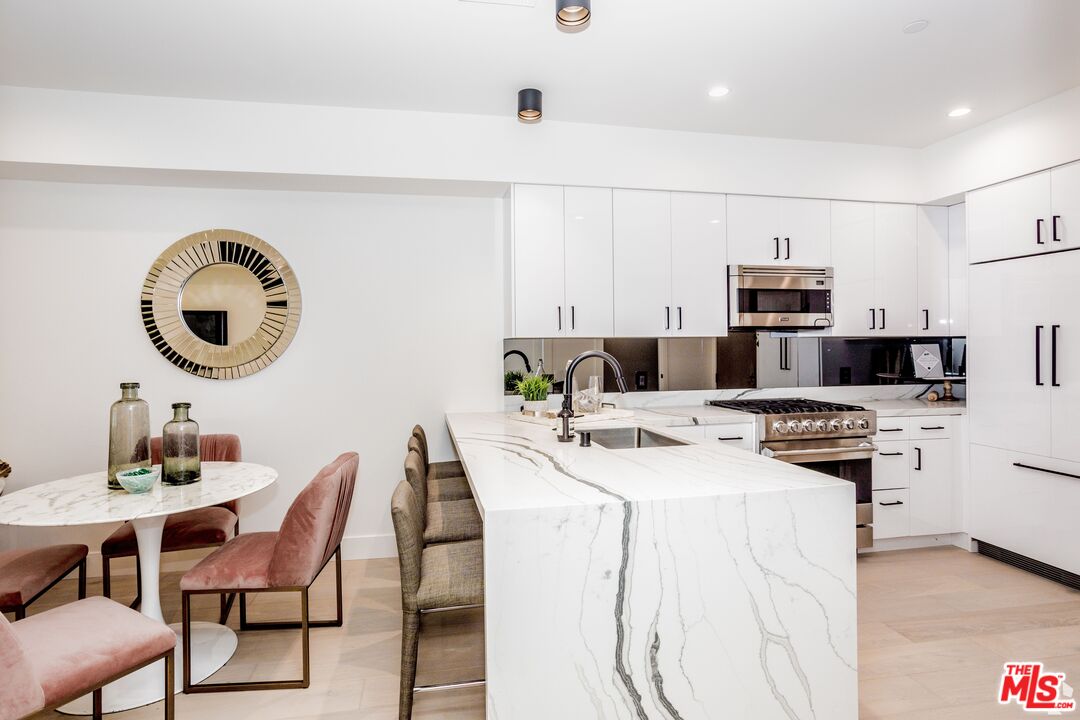 105 S Doheny Dr Unit: 203