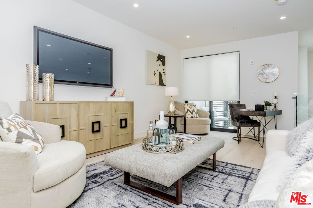 105 S Doheny Dr Unit: 203