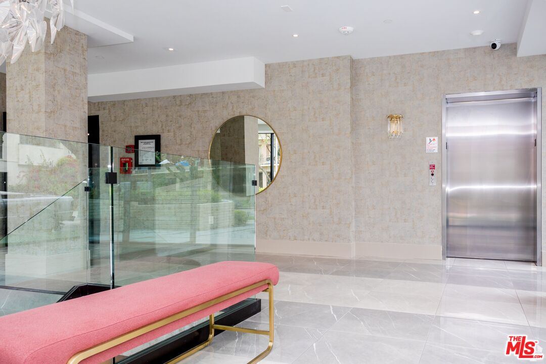 105 S Doheny Dr Unit: 203