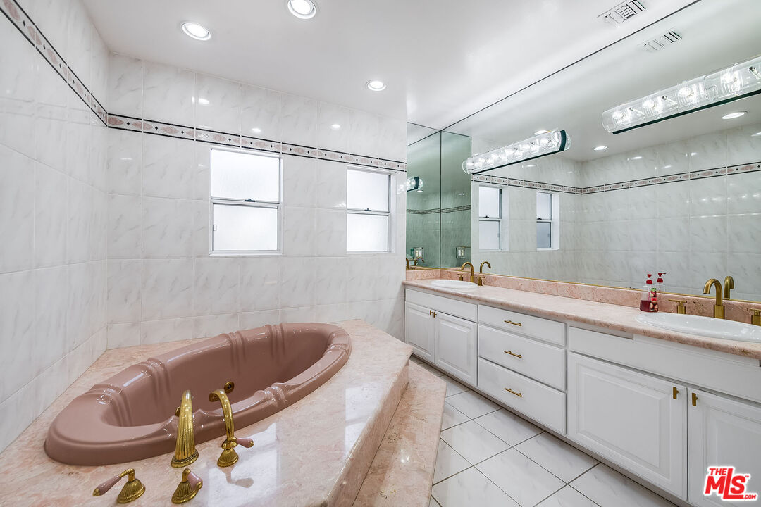 1211 S Point View St