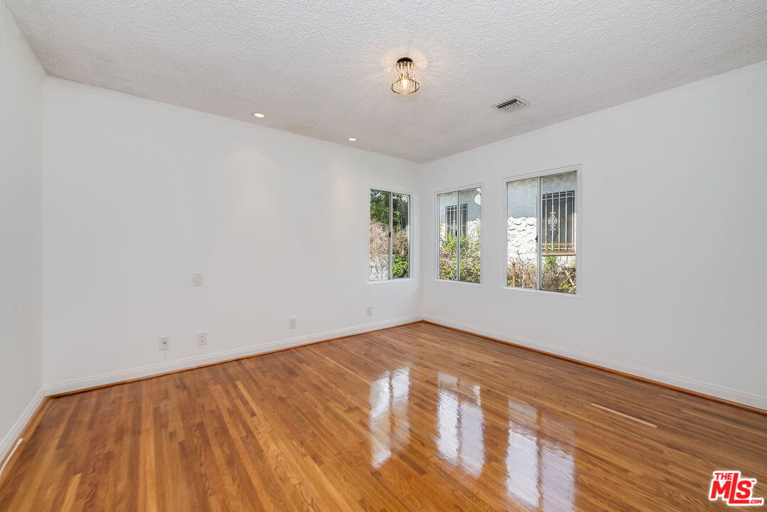 1211 S Point View St