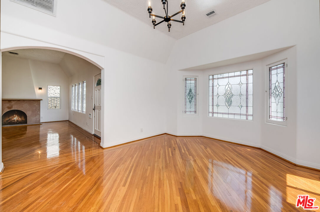 1211 S Point View St