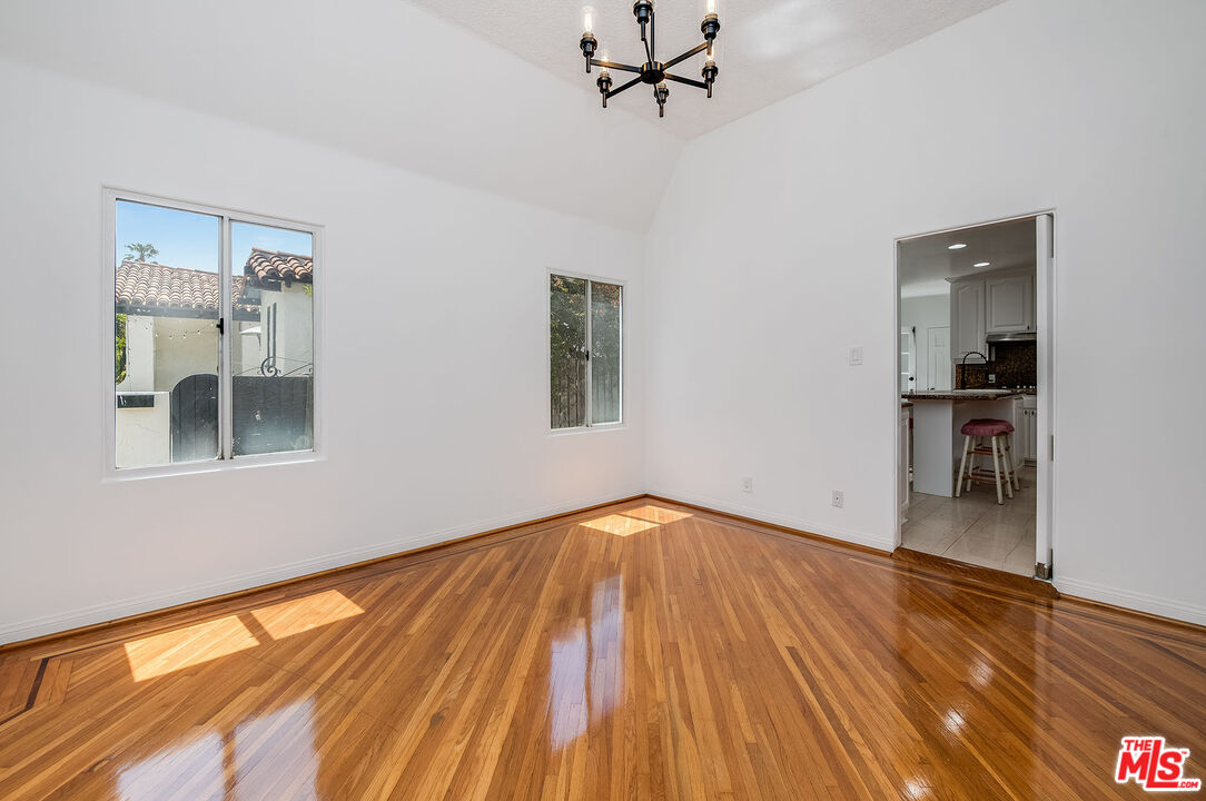 1211 S Point View St