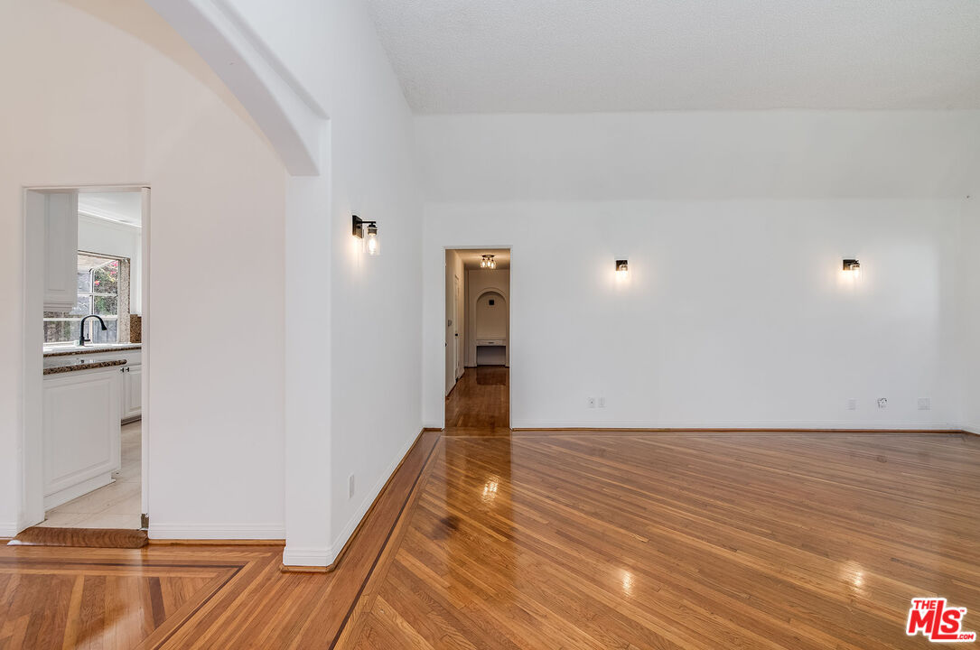 1211 S Point View St