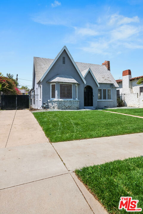 1211 S Point View St