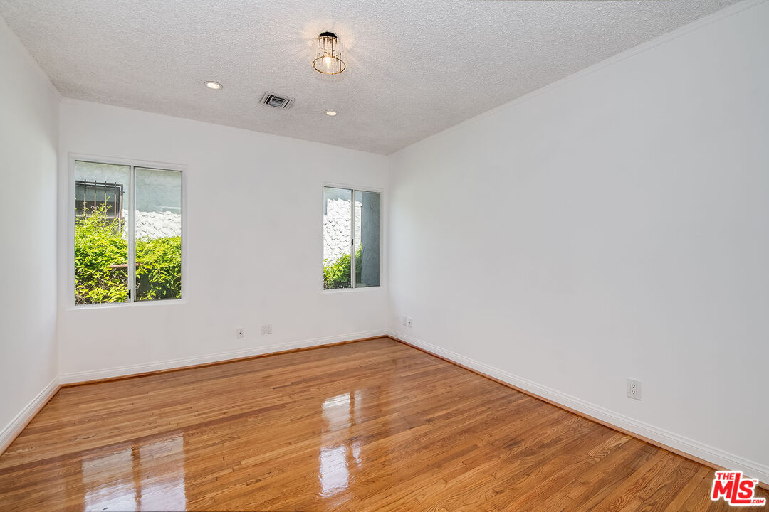 1211 S Point View St