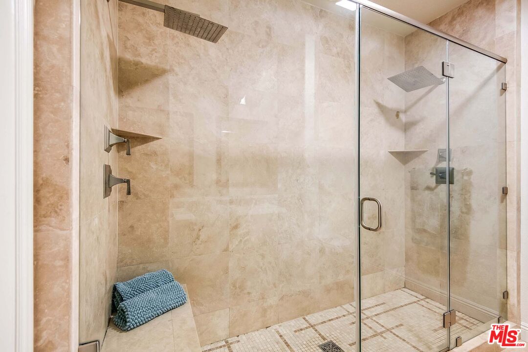 4805 Bellflower Ave Unit: 302