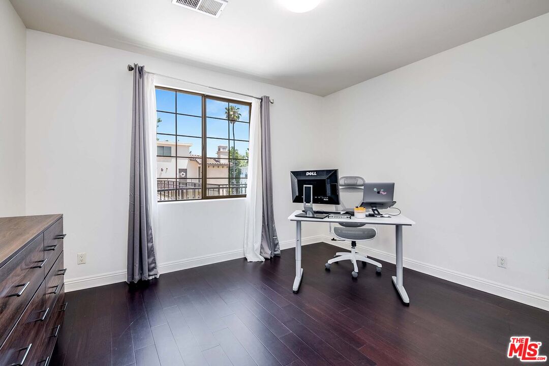 4805 Bellflower Ave Unit: 302