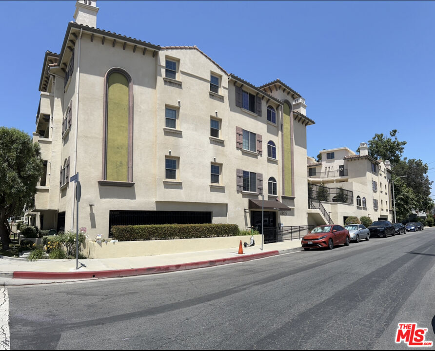 4805 Bellflower Ave Unit: 302