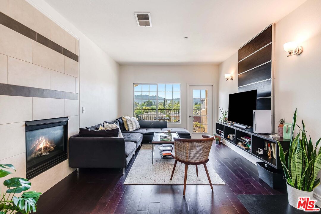 4805 Bellflower Ave Unit: 302