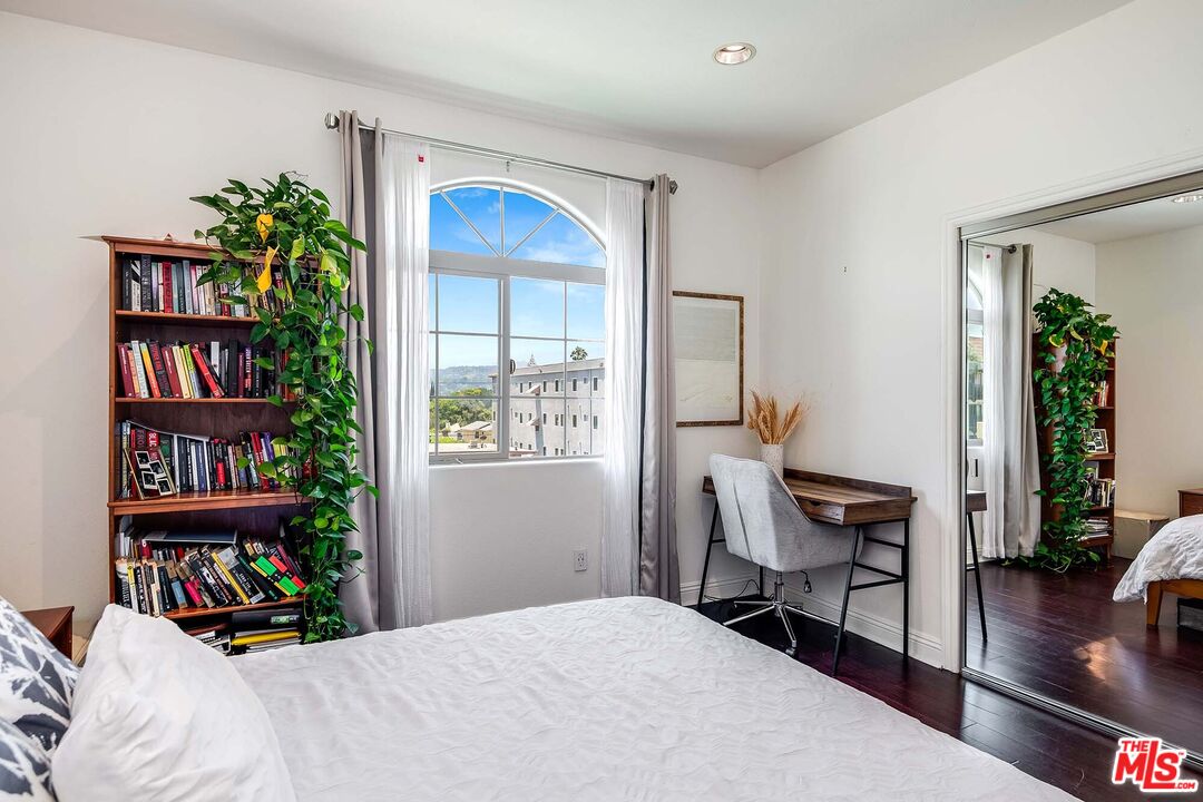 4805 Bellflower Ave Unit: 302