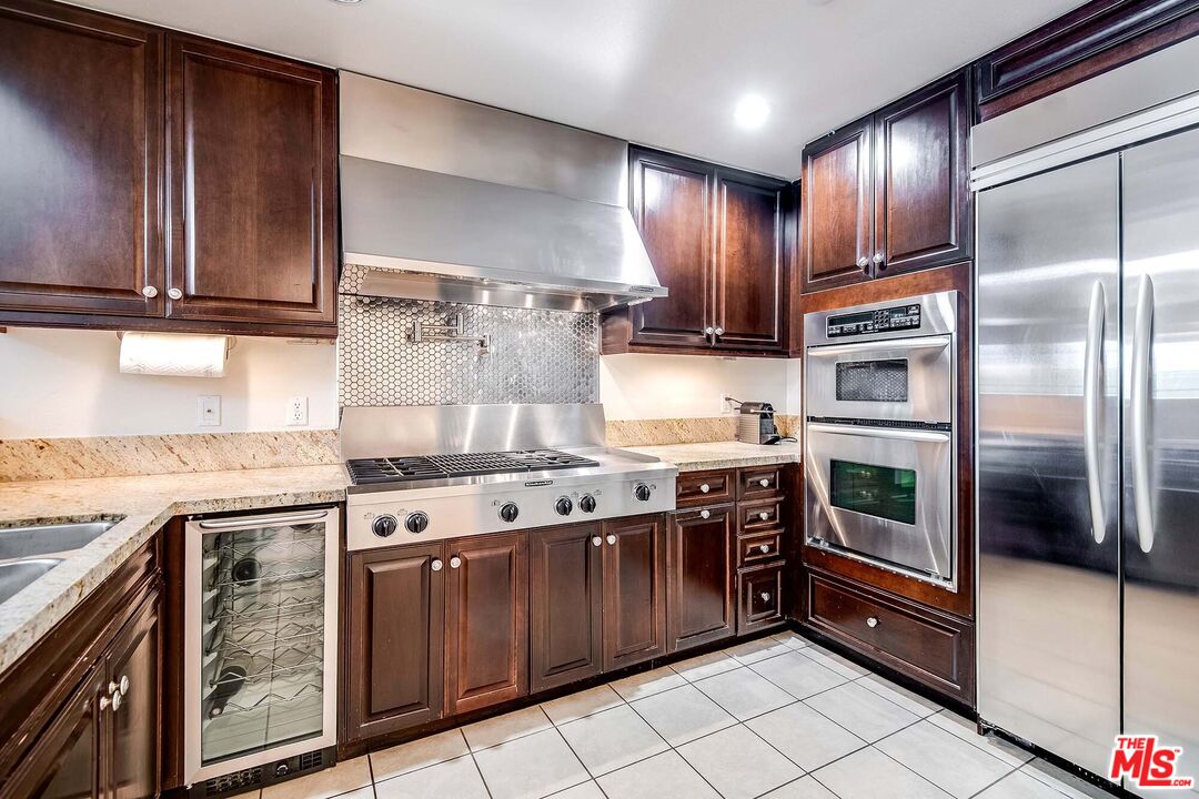 4805 Bellflower Ave Unit: 302