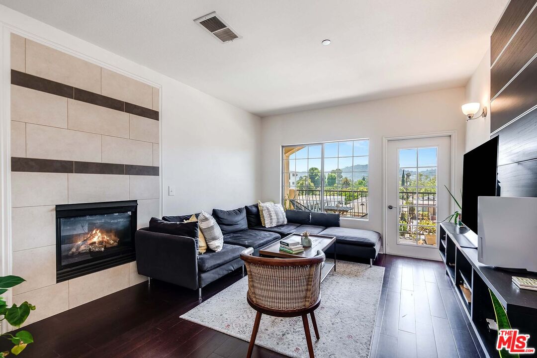 4805 Bellflower Ave Unit: 302
