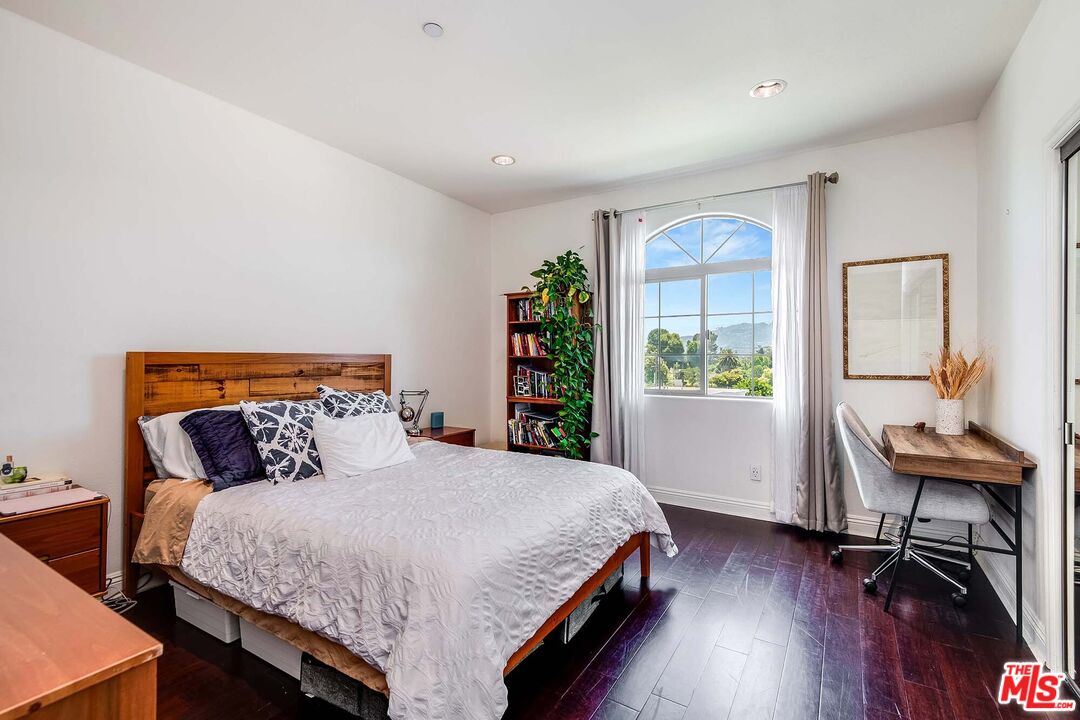 4805 Bellflower Ave Unit: 302