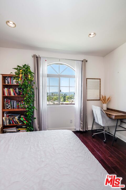 4805 Bellflower Ave Unit: 302