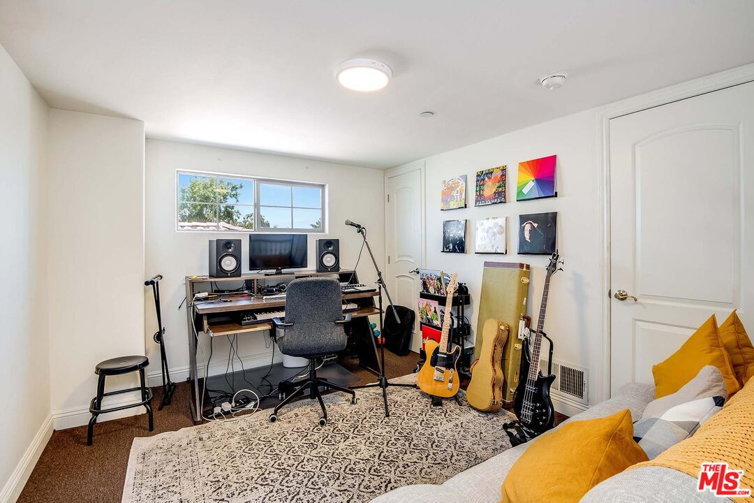 4805 Bellflower Ave Unit: 302