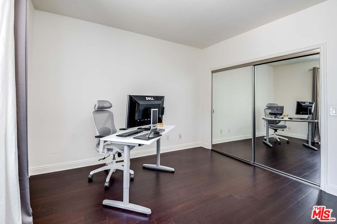 4805 Bellflower Ave Unit: 302