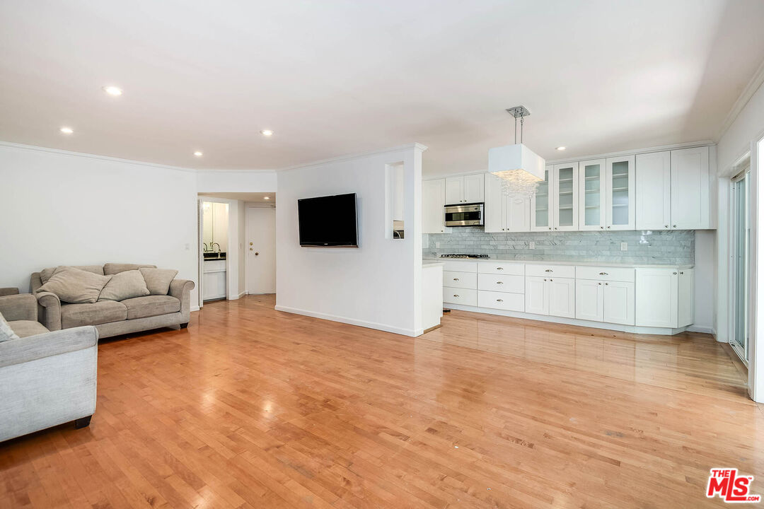 423 S Rexford Dr Unit: 104