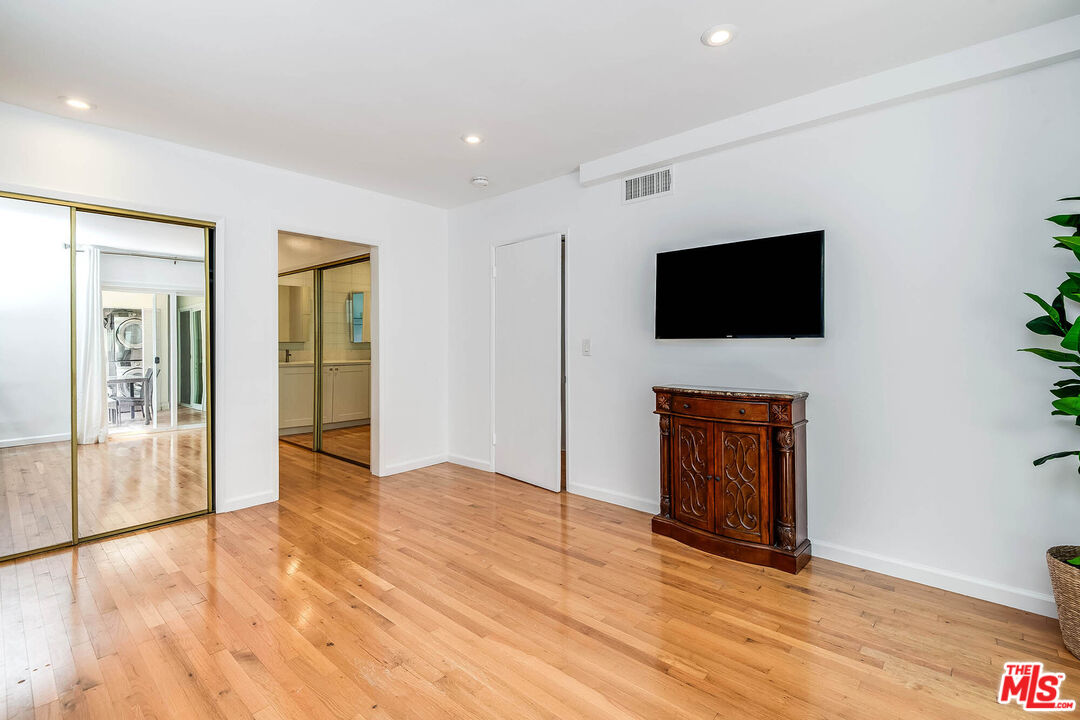 423 S Rexford Dr Unit: 104