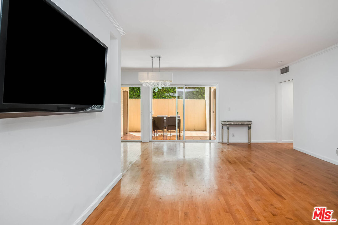 423 S Rexford Dr Unit: 104