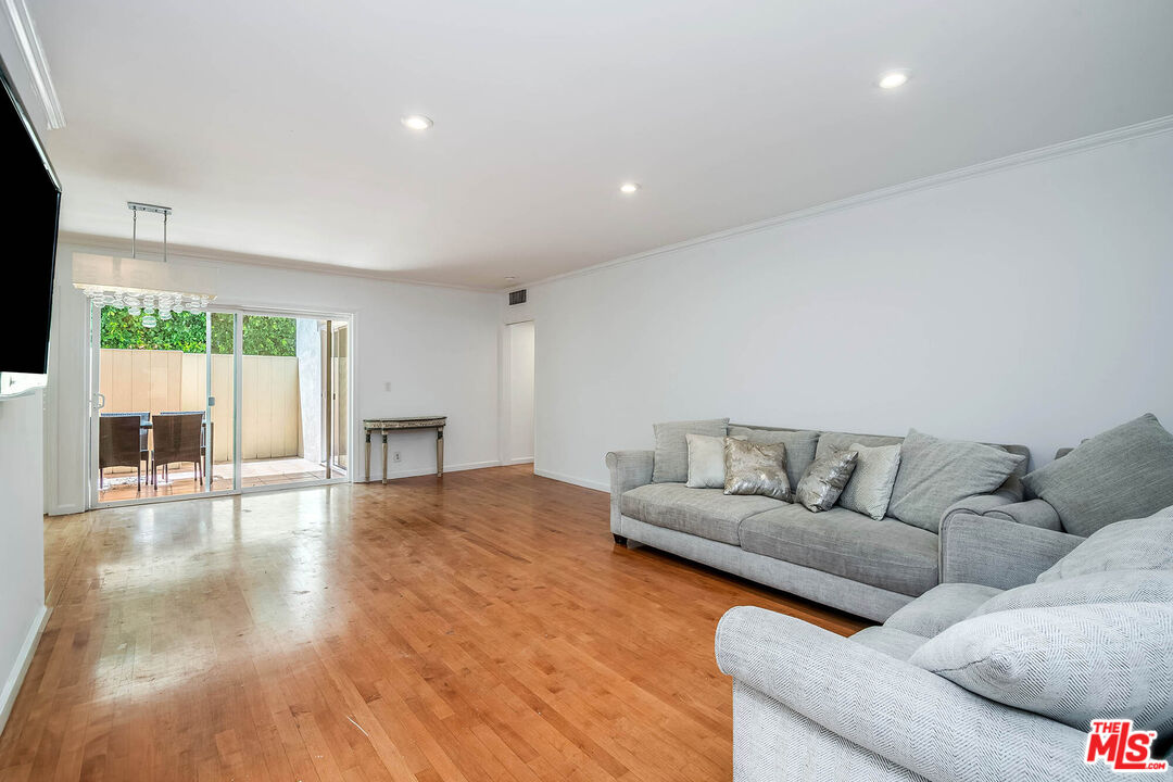 423 S Rexford Dr Unit: 104
