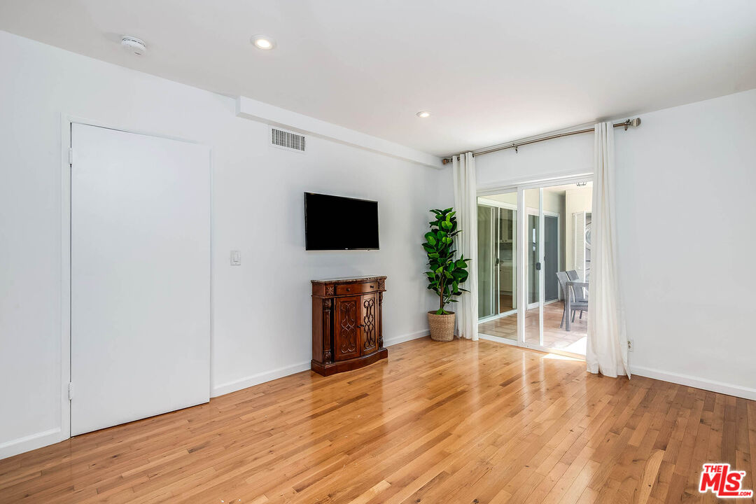 423 S Rexford Dr Unit: 104