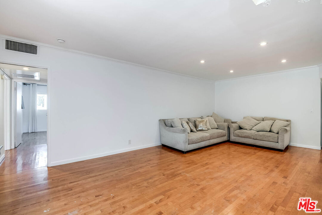423 S Rexford Dr Unit: 104