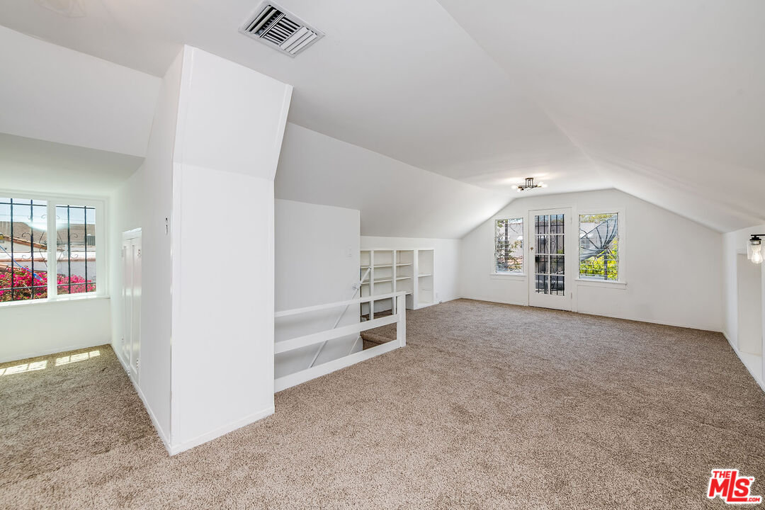 1211 S Point View St